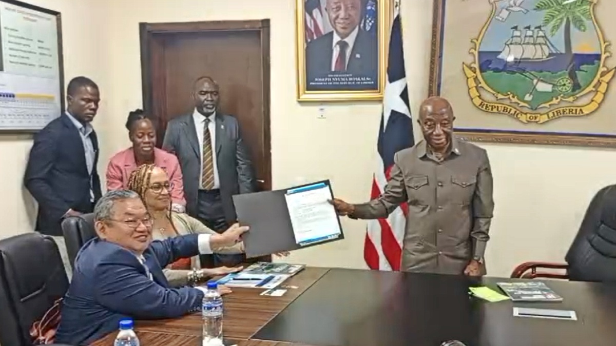 MAP International and Steve Stirling Meet President Joseph Boakai of Liberia with donation of antibiotics medicine